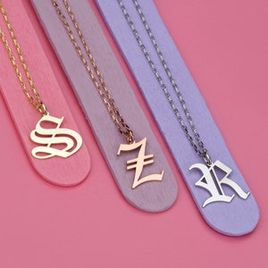 Collier lettre initiale gothique vieil anglais personnalisé, collier personnalisé délicat en or massif 14 carats 18 carats, cadeau bijoux lettre personnalisé pour elle