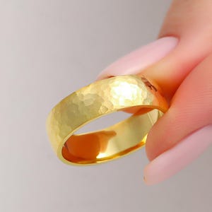 7mm Gold Hammered Dome Wedding Band, 10k 14k 18k Sold Gold Wedding Band for Men Women, Plain Simple Polished Wedding Band, Comfort Fit Band