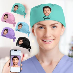 Peut inclure: Plusieurs bonnets de chirurgien personnalisés de différentes couleurs, dont le turquoise, le rose, le bleu, le violet et le noir. Chaque bonnet présente un visage imprimé et le nom "Peter". Les bonnets sont conçus pour les professionnels de la santé.