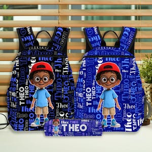 Puede incluir: Dos mochilas azules y un estuche con un niño de dibujos animados con gafas y una gorra roja. Las mochilas y el estuche tienen un patrón repetido con el nombre "Theo" en blanco y azul.