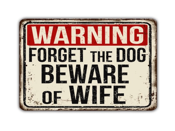 Cartello in latta con scritta in lingua inglese Forget the Dog Beware