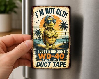 Koelkastmagneet "Ik ben niet oud", grappig schildpadcadeau, WD-40 humor, ducttape grap, cadeau voor papa, garagedecoratie, humor over ouder worden
