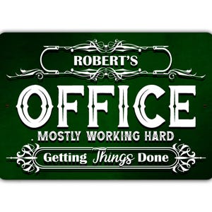 Op de afbeelding: Groen metalen bord met witte tekst die "Robert's Office - Mostly Working Hard - Getting Things Done" luidt.