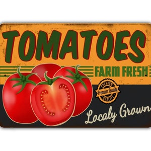 Peut inclure: Une enseigne en métal de style vintage avec les mots "TOMATOES FARM FRESH" en lettres vertes et jaunes. L'enseigne présente un fond noir avec trois tomates rouges, dont une est coupée en deux. L'enseigne comprend également un sceau circulaire qui indique "Premium Quality".