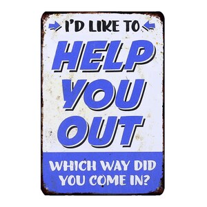 Könnte beinhalten: Rechteckiges Metallschild mit abgenutztem Finish. Das Schild zeigt den Text "I'D LIKE TO HELP YOU OUT" in Blau und Weiß, mit dem Satz "WHICH WAY DID YOU COME IN?" unten. Das Schild hat eine Vintage- und rustikale Ästhetik.