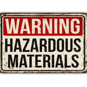 Pode incluir: Uma placa de metal de estilo vintage com uma mensagem de aviso. A placa está enferrujada e tem um aspecto desgastado. O texto na placa diz "WARNING HAZARDOUS MATERIALS" em letras pretas sobre um fundo branco. A palavra "WARNING" está em letras vermelhas.