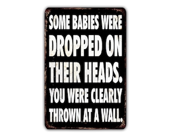 Sommige baby's zijn op hun hoofd gevallen. Jij bent duidelijk tegen een muur gegooid. Metalen bord, grappige sarcastische wanddecoratie.