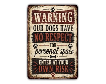 Metalen bord met de waarschuwing: "Onze honden hebben geen respect voor persoonlijke ruimte", grappig bord voor hondenliefhebbers, decoratie voor de entree van een huis met huisdier.