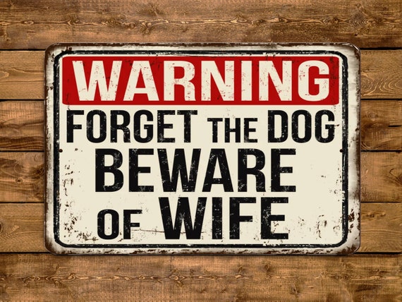 Targa in latta con scritta in lingua inglese Warning Forget The Dog