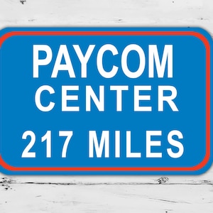 Letrero personalizado del Paycom Center Oklahoma City Thunder Distancia Millas Basketball Road Home Garage Regalo personalizado Lámina metálica
