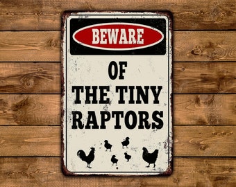 Warnschild „Beware Of The Tiny Raptors“ – Lustiges Blechschild Für Garten, Hof & Wohnung