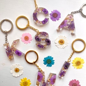 Porte-clés fleurs en résine personnalisés Porte-clés personnalisés Cadeaux pour elle Cadeaux faits main Cadeau de Noël Printemps Cadeau de Pâques Purple