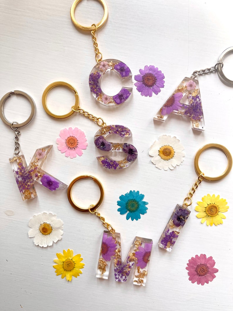 Porte-clés fleurs en résine personnalisés Porte-clés personnalisés Cadeaux pour elle Cadeaux faits main Cadeau de Noël Printemps Cadeau de Pâques Purple