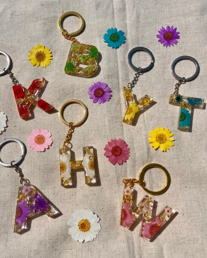 Porte-clés fleurs en résine personnalisés Porte-clés personnalisés Cadeaux pour elle Cadeaux faits main Cadeau de Noël Printemps Cadeau de Pâques image 2