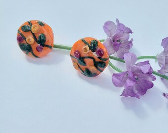 Pendientes de botón florales de arcilla polimérica naranja, pendientes de botón florales, pendientes únicos hechos a mano, pendientes de botón grandes con colores otoñales, pendientes naranjas