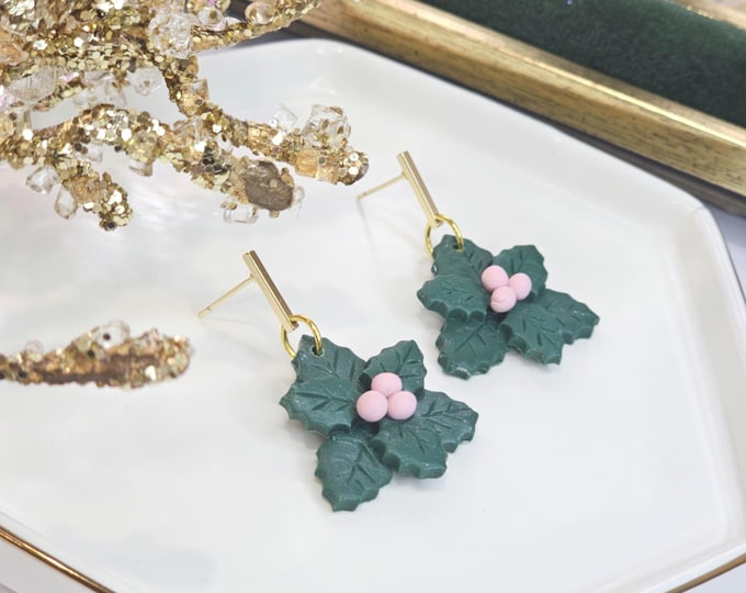 Holly Leaf Christmas Earrings – Handmade Green Clay Earrings with Pink Berries & Gold Accents, Festive Holiday Jewelry, Christmas Gift