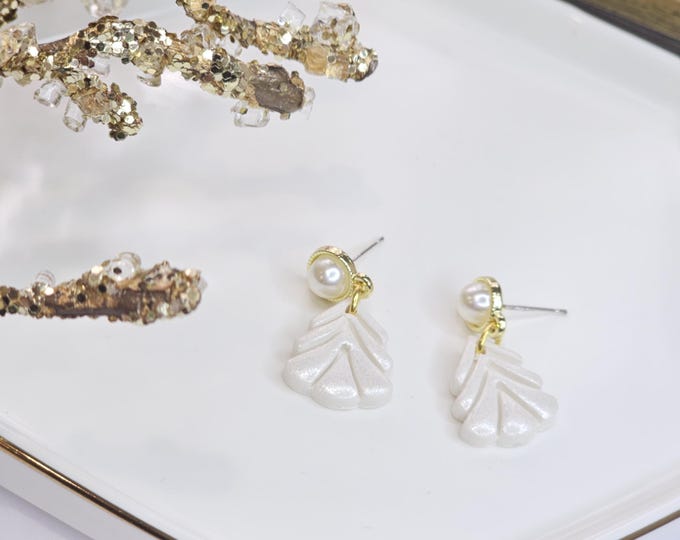 White Christmas Tree Earrings – Handmade Clay Earrings with Red Accent, Pearl & Gold-Plated Details, Festive Holiday Jewelry, Christmas gift