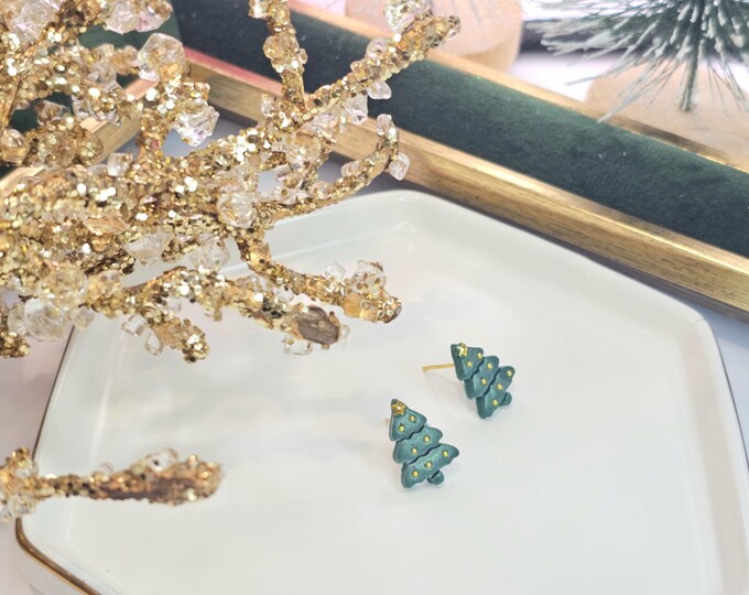 Green Christmas Tree Stud Earrings – Handmade Clay Earrings with Gold Star & Bead Accents, Festive Holiday Jewelry, Christmas gift for her