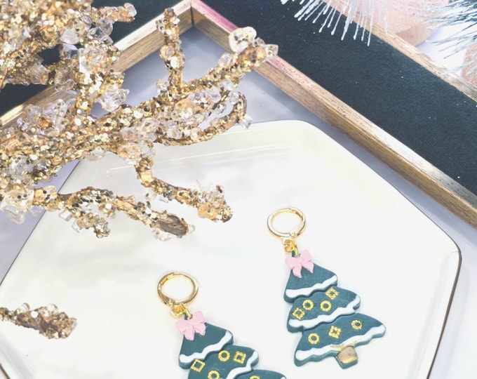 Green Christmas Tree Earring – Handmade Clay Earring with Pink Bow & Gold Accents, Festive Holiday Jewelry, Christmas gift for her