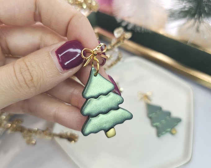 Green Christmas Tree Earring – Handmade Clay Earring with Pink Bow & Gold Accents, Festive Holiday Jewelry, Christmas gift for her