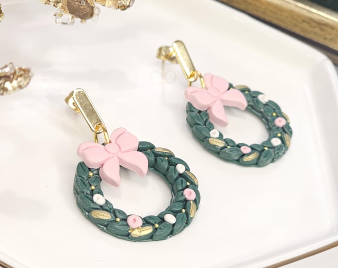 Christmas Wreath Earrings – Handmade Green Clay Earrings with Pink Bow & Resin Finish, Festive Holiday Jewelry for Women