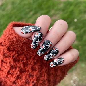 DEMURE | Black and White Daisy Nails | Handpainted Press On Nails | spring Floral Nails | Retro Flower Nails | Black Nails | Glue on