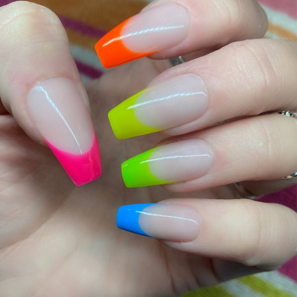 STRANDTAG | Neon Regenbogen French Tip Press On Nails | French Tip Maniküre-Nägel | Künstlicher Kleber auf Nägeln | Neutrale Nägel | Neonnägel