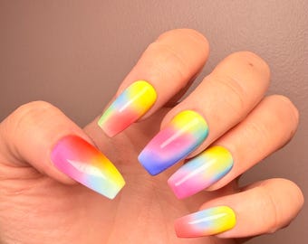 SHERBET / Uñas postizas con efecto degradado arcoíris / Uñas de gel en forma de ataúd en tonos pastel
