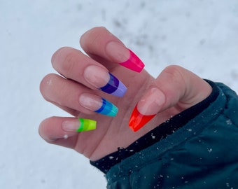 CROMÁTICO | Unhas francesas com gradiente arco-íris | Unhas coloridas neon | Unhas postiças com cola | Unhas neutras | Unhas francesas