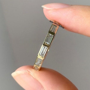4 x 2 MM Baguetteschliff Diamant-Brautband, massives 18 Karat Gelbgold-Band, Stapelband von Ost nach West, Lünette mit halbem Eternity-Band