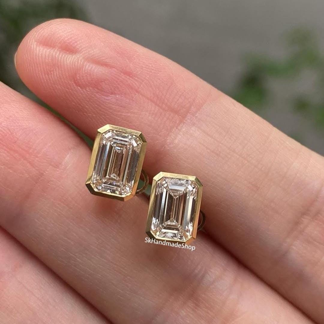 眩い6TCWエメラルドカットモアッサナイトスタッドピアス、ベゼルセット