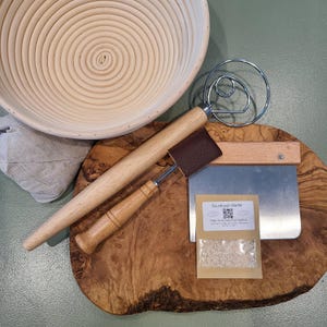 Zestaw do wypieku chleba na zakwasie: ekologiczny starter, koszyk do wyrastania, hak do ciasta