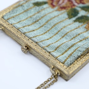 Peut inclure: Un sac &agrave; main vintage en perles avec un motif floral et un cadre en m&eacute;tal dor&eacute;. Le sac &agrave; main a une bandouli&egrave;re en cha&icirc;ne.
