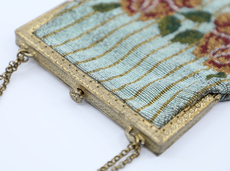 Peut inclure: Un sac &agrave; main vintage en perles avec un motif floral et un cadre en m&eacute;tal dor&eacute;. Le sac &agrave; main a une bandouli&egrave;re en cha&icirc;ne.