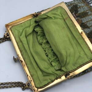 Peut inclure: Un sac &agrave; main vintage en perles avec une doublure en tissu vert et un cadre en m&eacute;tal dor&eacute;. Le sac &agrave; main a une bandouli&egrave;re en cha&icirc;ne et une frange en perles.