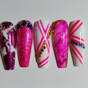 Drücken Sie auf die Nägel