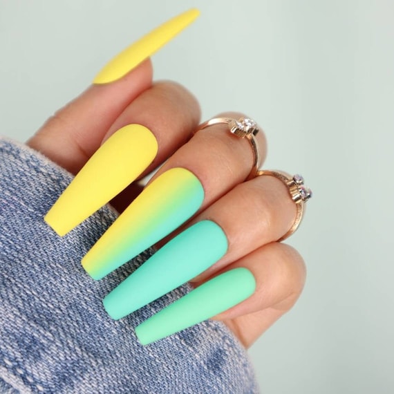 Ombre nails 2 colors là một xu hướng làm đẹp đình đám trong năm