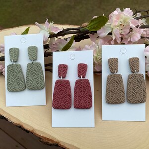 Ohrringe, Ton Ohrringe, handgemachte Textur Ton Ohrringe, Baumeln Ton Ohrringe, geprägte Ohrringe Ton, grüne Ohrringe, Geschenk für sie