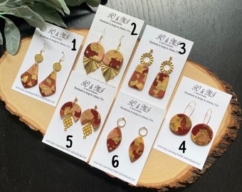 Pendientes colgantes de arcilla polimérica terrazo hechos a mano con detalles en pan de oro.