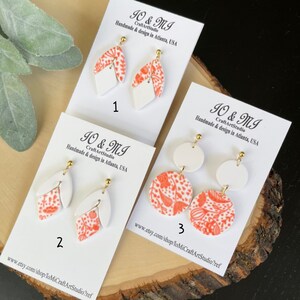 Bemalter Ton Ohrringe, weiße Ton Ohrringe, handgemachte Ohrringe für Frauen, Polymer Clay Ohrringe, Siebdruck Ohrringe, handgemachte Ohrringe Ton