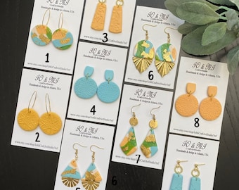 Pendientes colgantes de arcilla polimérica terrazo hechos a mano con detalles en pan de oro.