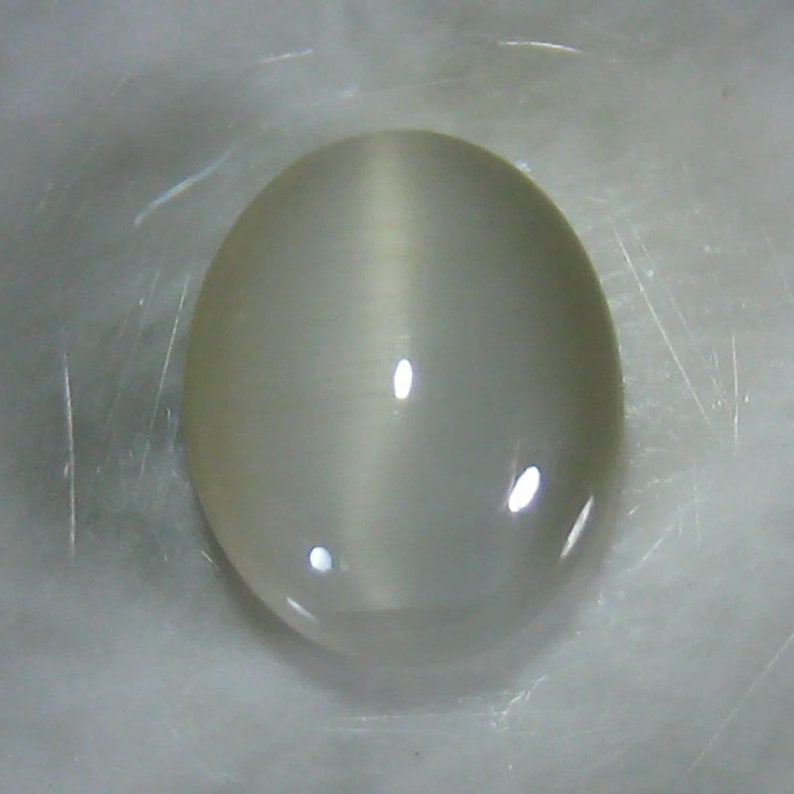 Gorgeous Natural 2.21Ct Yellowish White Quartz Cats Eye Top Gem Stone