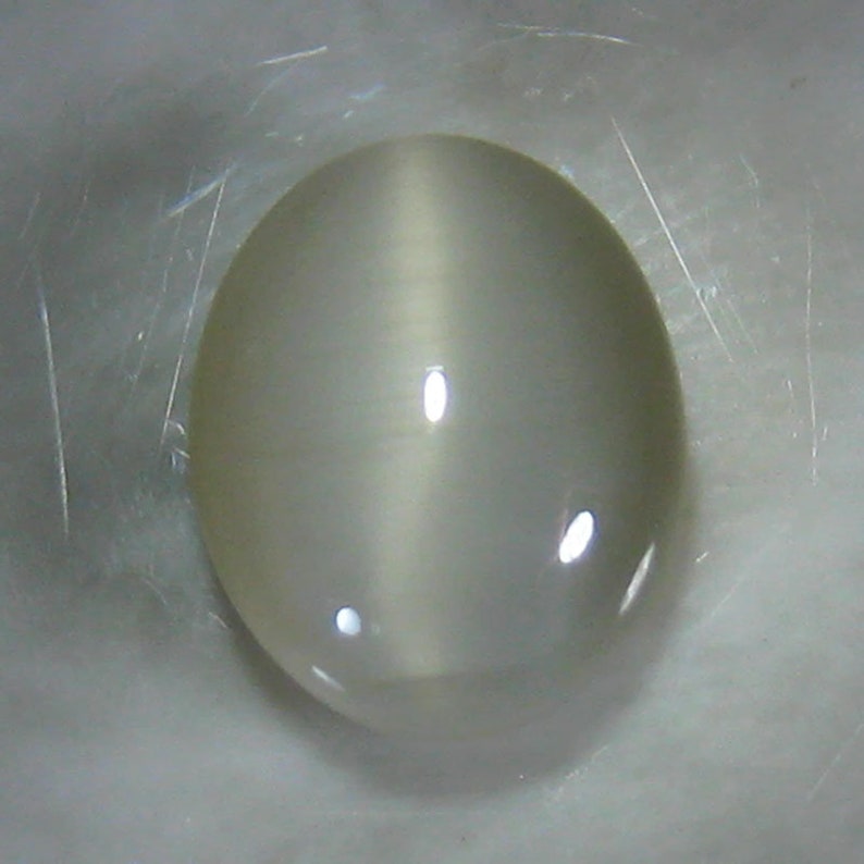 Gorgeous Natural 2.21Ct Yellowish White Quartz Cats Eye Top Gem Stone