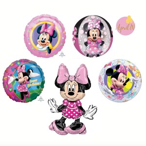 Pode incluir: Conjunto de cinco bal&otilde;es da Minnie Mouse, incluindo um bal&atilde;o grande da Minnie Mouse de p&eacute; com um vestido de bolinhas rosa e um la&ccedil;o rosa, e quatro bal&otilde;es redondos com diferentes designs da Minnie Mouse. Os bal&otilde;es redondos apresentam a Minnie Mouse com um vestido de bolinhas rosa e um la&ccedil;o rosa, e fundos diferentes, incluindo um fundo rosa com bolinhas, um fundo azul com bolinhas, um fundo de bolinhas preto e branco e um fundo floral.