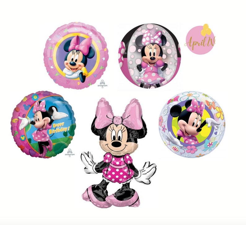 Pode incluir: Conjunto de cinco bal&otilde;es da Minnie Mouse, incluindo um bal&atilde;o grande da Minnie Mouse de p&eacute; com um vestido de bolinhas rosa e um la&ccedil;o rosa, e quatro bal&otilde;es redondos com diferentes designs da Minnie Mouse. Os bal&otilde;es redondos apresentam a Minnie Mouse com um vestido de bolinhas rosa e um la&ccedil;o rosa, e fundos diferentes, incluindo um fundo rosa com bolinhas, um fundo azul com bolinhas, um fundo de bolinhas preto e branco e um fundo floral.