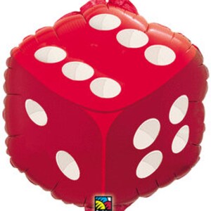 Pu&ograve; includere: Un palloncino di lamina rosso a forma di dado con punti bianchi. Il palloncino &egrave; gonfiato e pronto per essere utilizzato per una festa o una celebrazione.