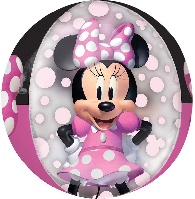 Pode incluir: Um bal&atilde;o rosa com bolinhas brancas com uma imagem de desenho animado do Mickey Mouse. O Mickey Mouse est&aacute; vestindo um vestido rosa com bolinhas brancas e um la&ccedil;o rosa com bolinhas brancas.
