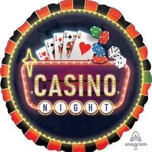 Pu&ograve; includere: Un palloncino in lamina rosso, nero e oro a tema casin&ograve;. Il palloncino presenta una insegna al neon che dice "CASINO NIGHT" con carte da gioco, fiches da poker e dadi.