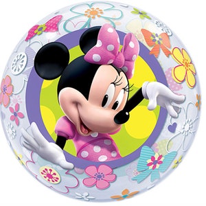 Pode incluir: Um bal&atilde;o transparente de bolha com um padr&atilde;o floral colorido e uma imagem da Minnie Mouse no centro. A Minnie Mouse est&aacute; vestindo um vestido rosa de bolinhas e um la&ccedil;o rosa com bolinhas brancas.