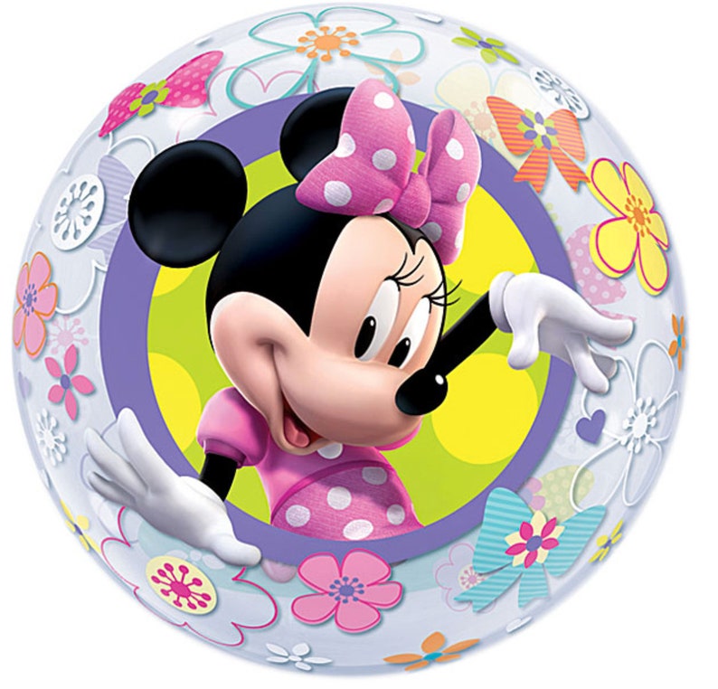 Pode incluir: Um bal&atilde;o transparente de bolha com um padr&atilde;o floral colorido e uma imagem da Minnie Mouse no centro. A Minnie Mouse est&aacute; vestindo um vestido rosa de bolinhas e um la&ccedil;o rosa com bolinhas brancas.